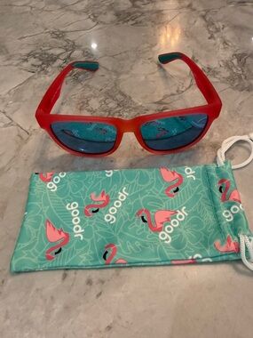 Goodr Do you even pistol, flamingo? Sunglasses with case Excellent!